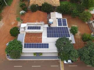 Instalação feita no Pira Restaurante em Piraputanga que está operando 100% com energia fotovoltaica. (Foto: Divulgação)