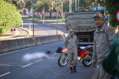 Motociclista morre atropelado por caminh&atilde;o 