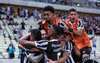 Jogadores do Ceará comemoram vitória após embate com Chapecoense. (Foto: Reprodução/@CearáSC no Twitter)