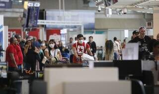 Passageiros usando máscaras em aeroporto. (Foto: Fernando Frazão/Agência Brasil)