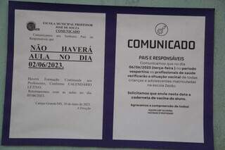 Na entrada da escola, cartaz informa sobre verificação da carteira de vacinação. (Foto: Alex Machado)