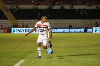 Robinho com a posse da bola durante disputa com o Tombense. (Foto: Reprodução/@seriebcom no Twitter)