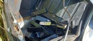 Dentro do veículo foram encontrados tabletes de maconha. (Foto: Divulgação/Polícia Civil)