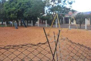 Cerca do parque no Bairro União está com ferros expostos. (Foto: Paulo Francis)