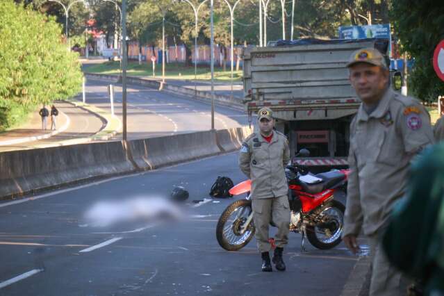 Motociclista morre atropelado por caminh&atilde;o 