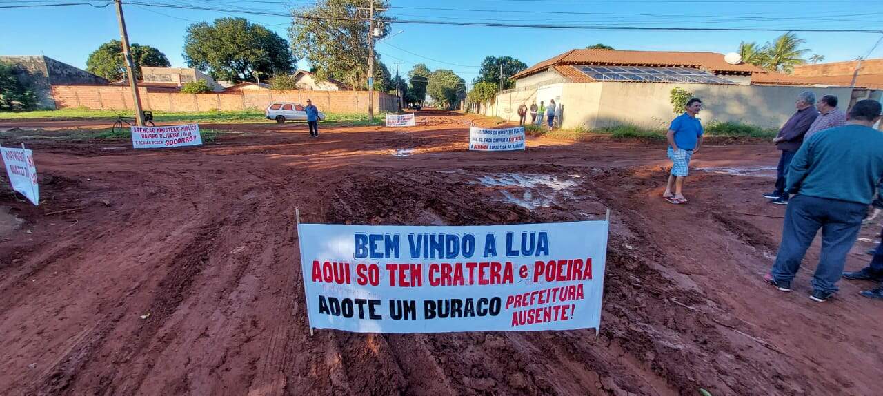 Moradores do Oliveira protestam contra atraso nas obras de pavimentação 