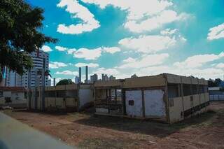 Terreno limpo e prédio destruído para a reforma que não aconteceu. (Foto: Alex Machado)