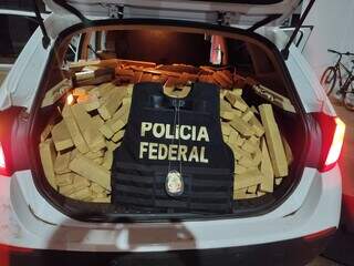 Carro que transportava a droga tinha placas adulteradas (Foto: Divulgação/PF)