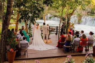 Marina e Lorenço decidiram se casar ao lado do Rio Formoso, em Bonito. 