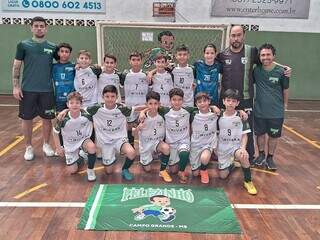 Equipe sub-11 comemora vitória. (Foto: Reprodução/Copa Pelezinho)