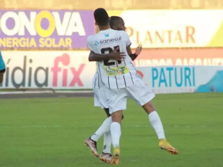Jogadores do Operário comemoram gol marcado por Fernandinho. (Foto: Rodrigo Moreira/Operário)