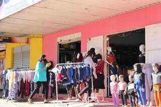 Consumidora entrando em loja de roupas na Avenida dos Cafezais (Foto: Paulo Francis)