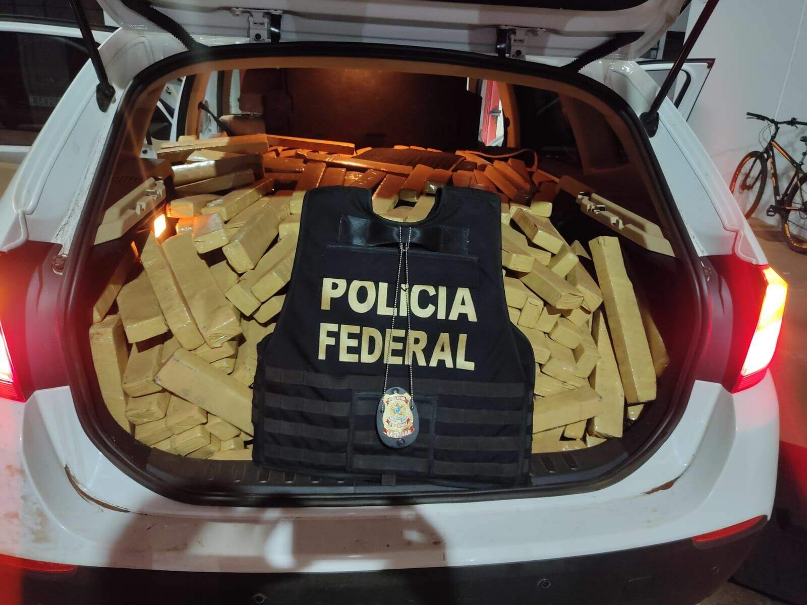 Policiais apreendem 800 kg de maconha dentro de BMW