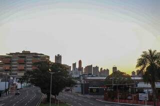 Campo Grande tem céu claro nesta manhã (Foto: Henrique Kawaminami)