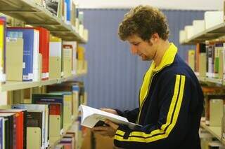 Estudante em biblioteca. (Foto: Arquivo/MEC)