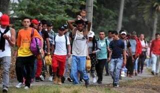 Imigrantes caminhando (Foto: Divulgação)