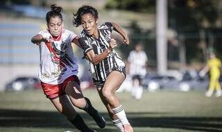 Jogadoras disputam a posse da bola durante partida válida pela 14ª rodada da competição. (Foto: Cris Mattos/CBF)