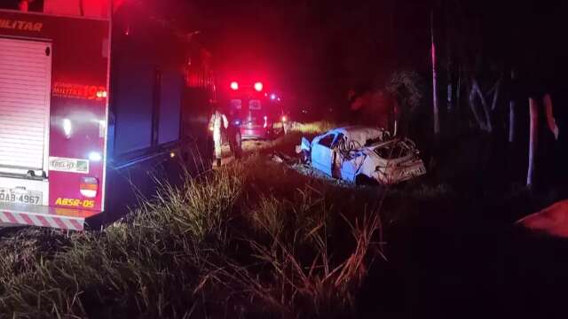 Passageiro morre após condutor perder controle de carro e atingir árvore