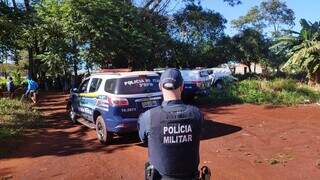 Policial no local onde corpo foi encontrado, na manhã deste domingo (4). (Foto: Adilson Domingos)