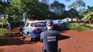 Policial no local onde corpo foi encontrado, na manhã deste domingo (Foto: Adilson Domingos)