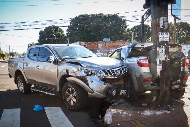 Ap&oacute;s sinal &quot;furado&quot;, acidente envolve caminhonete e picape  