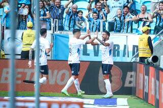 Jogadores do Grêmio comemoram vitória diante confronto com o São Paulo. (Foto: Lucas Uebel/Grêmio)