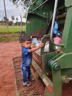 Depois da comemoração, o menino ainda garantiu a fotografia com o caminhão. (Foto: Arquivo pessoal)
