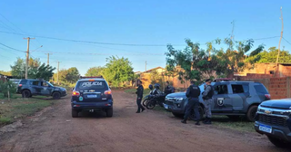 Movimentação de policiais militares durante buscas pelo suspeito no dia em que ocorreu o crime (Foto: Direto das Ruas) 