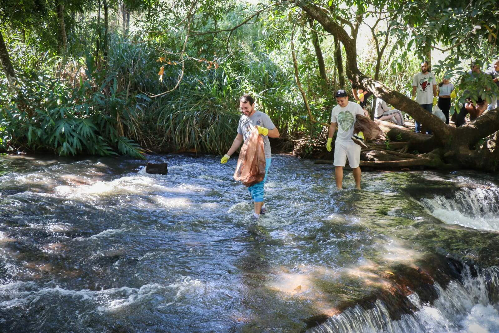 Ponto turístico, cachoeira do Ceuzinho tem faxina para o Dia do Meio Ambiente