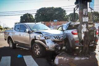 Um dos carros parou com a traseira na estrutura que abriga o semáforo (Foto: Henrique Kawaminami)