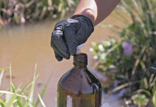 Coleta de água identificou três tipos de agrotóxico em águas de assentamento. (Foto: Bruno Santiago)