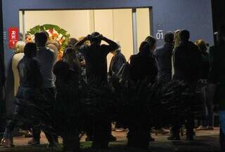 Amigos e familiares chegam até o velório de Gilmara. (Foto: Juliano Almeida)