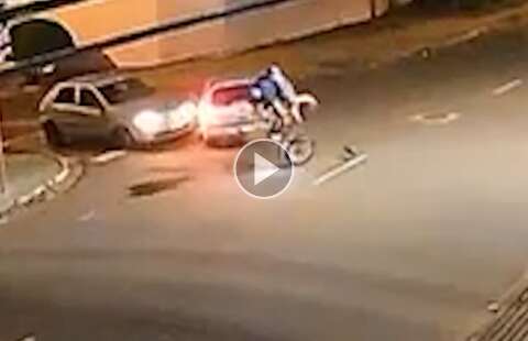 Carro faz conversão, atinge motociclista e motorista foge; veja o vídeo 