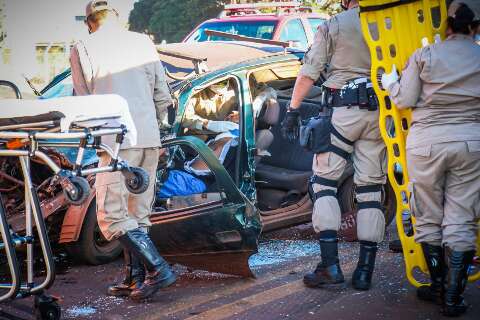 Carro fica destru&iacute;do e motorista ferido ap&oacute;s colis&atilde;o de frente com caminh&atilde;o