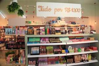 Loja tem seção fixa de produtos que saem R$ 10. (Foto: Alex Machado)
