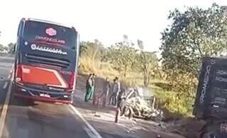 Motorista invade pista contr&aacute;ria, bate de frente em carreta e morre