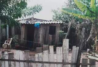 Barraco de tábua em que vereador já morou durante dois anos na região do Nova Lima. (Foto: Arquivo pessoal)