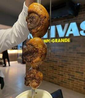 Picanha chegando à mesa do cliente, na churrascaria Nativas (Foto: Divulgação)