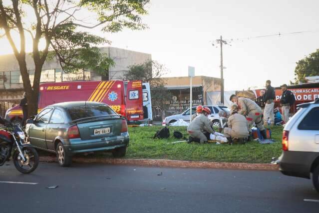 Condutor foge na contram&atilde;o com carro lotado de cigarro, atinge moto e &eacute; preso