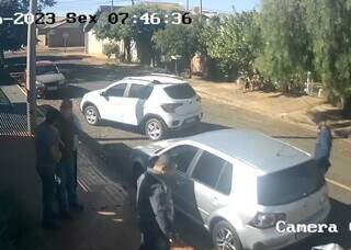 Momento em que os policiais cercaram e agrediram jornalista na frente da casa da vítima (Foto: Reprodução)
