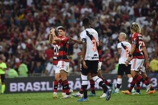 Jogadores do Flamengo comemoram gol marcado por Erick Pulgar. (Foto: Marcelo Cortes/Flamengo)