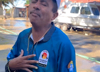 Homem da Caneta Azul se "ajoelha" por loira e faz música no Pantanal