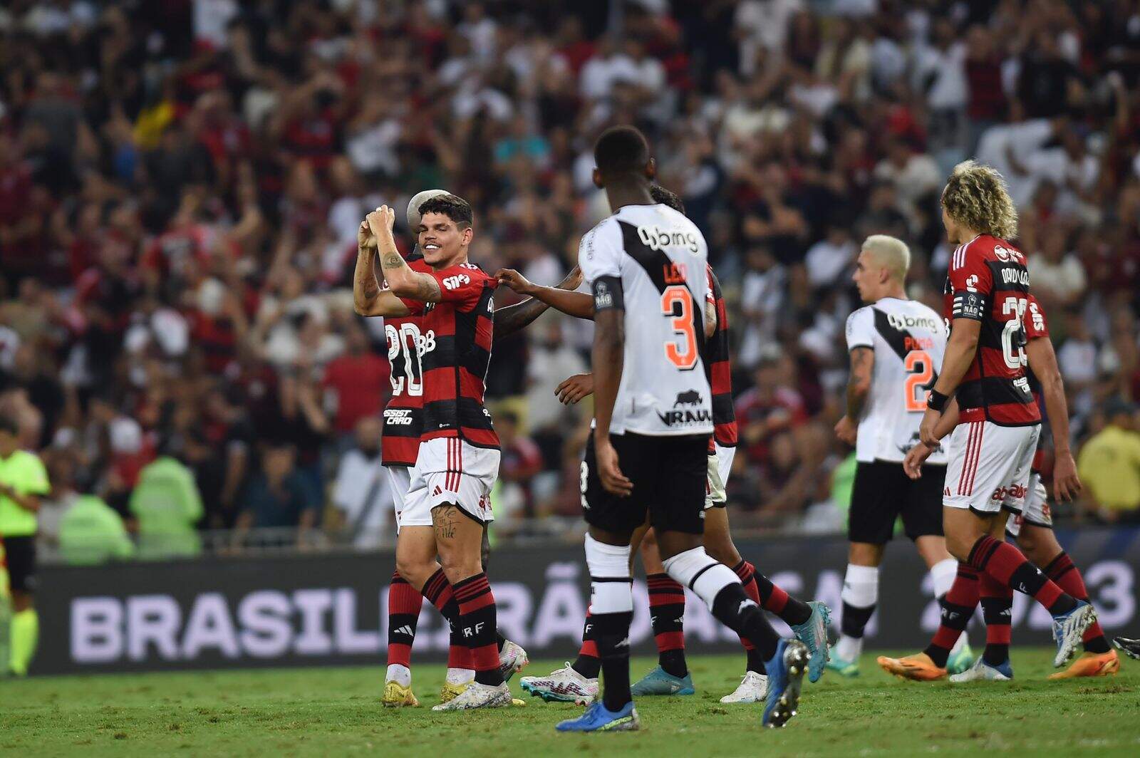 Flamengo atropela Vasco e encosta no G4 do Brasileirão