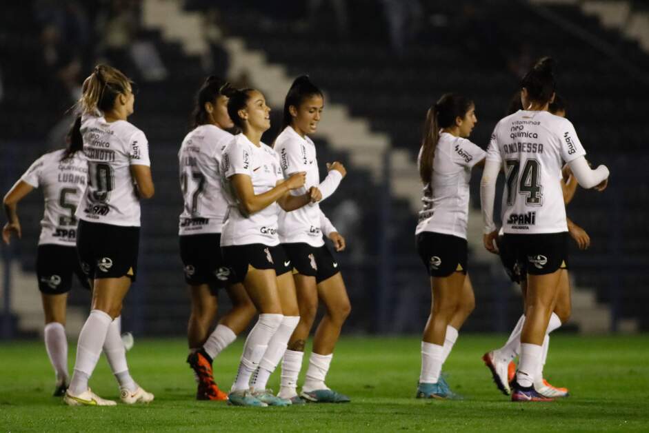 Corinthians goleia Flamengo e se mantém na liderança no Feminino A1