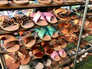 Em feiras, sandálias de couro são vendidas para o público. (Foto: Jéssica Fernandes)