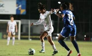 Jogadoras disputam a posse da bola durante partida válida pelo Brasileirão A1. (Foto: Jonatan Dutra/Ferroviária)