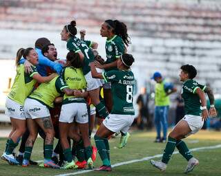 Jogadoras comemoram vitória diante o Grêmio. (Foto: Fábio Menotti/Palmeiras)