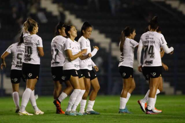 Corinthians goleia Flamengo e se mant&eacute;m na lideran&ccedil;a no Feminino A1