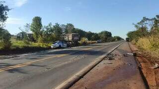 Motorista invade pista contr&aacute;ria, bate de frente em carreta e morre