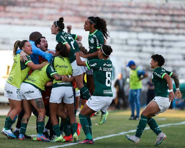 De virada, Palmeiras bate Gr&ecirc;mio e assume a lideran&ccedil;a do Feminino A1